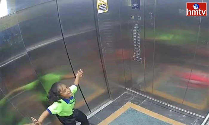 Cewek rekam bagian bawah pas naik lift