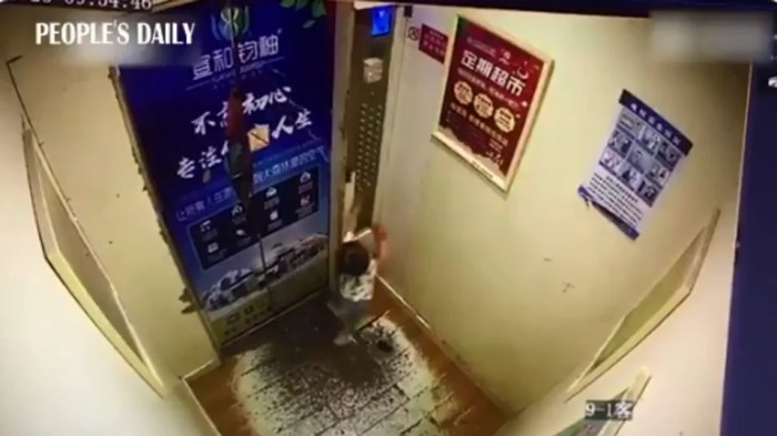 Cewek rekam bagian bawah pas naik lift